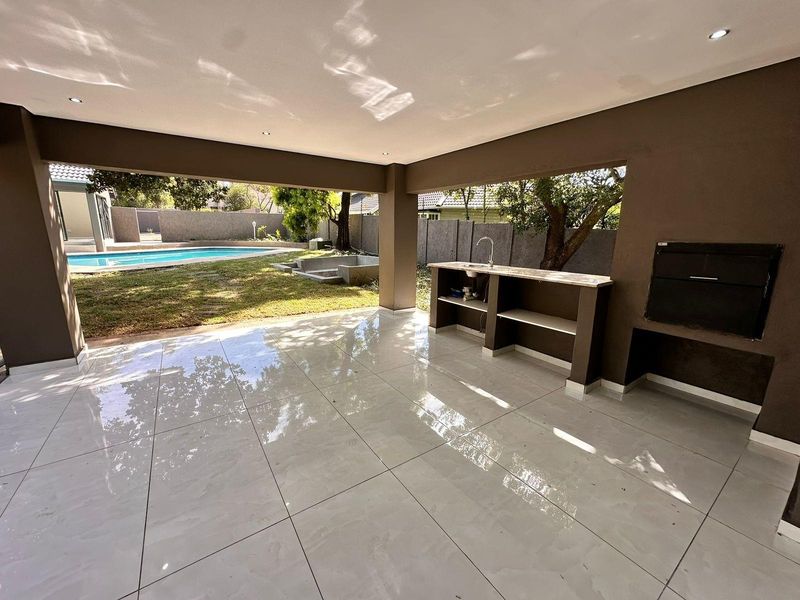 Elegant Family Living in a Secure Bryanston Enclave, with Separate Cottage! In Boomed Area. - Photo 2