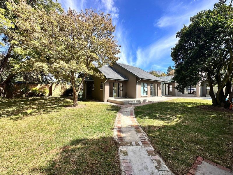 Elegant Family Living in a Secure Bryanston Enclave, with Separate Cottage! In Boomed Area. - Photo 4