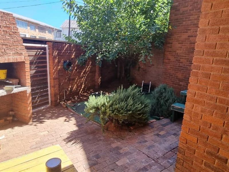 Affordable Townhouse/Investment  For Sale in Popular  Belgravia, Kimberley - Photo 4
