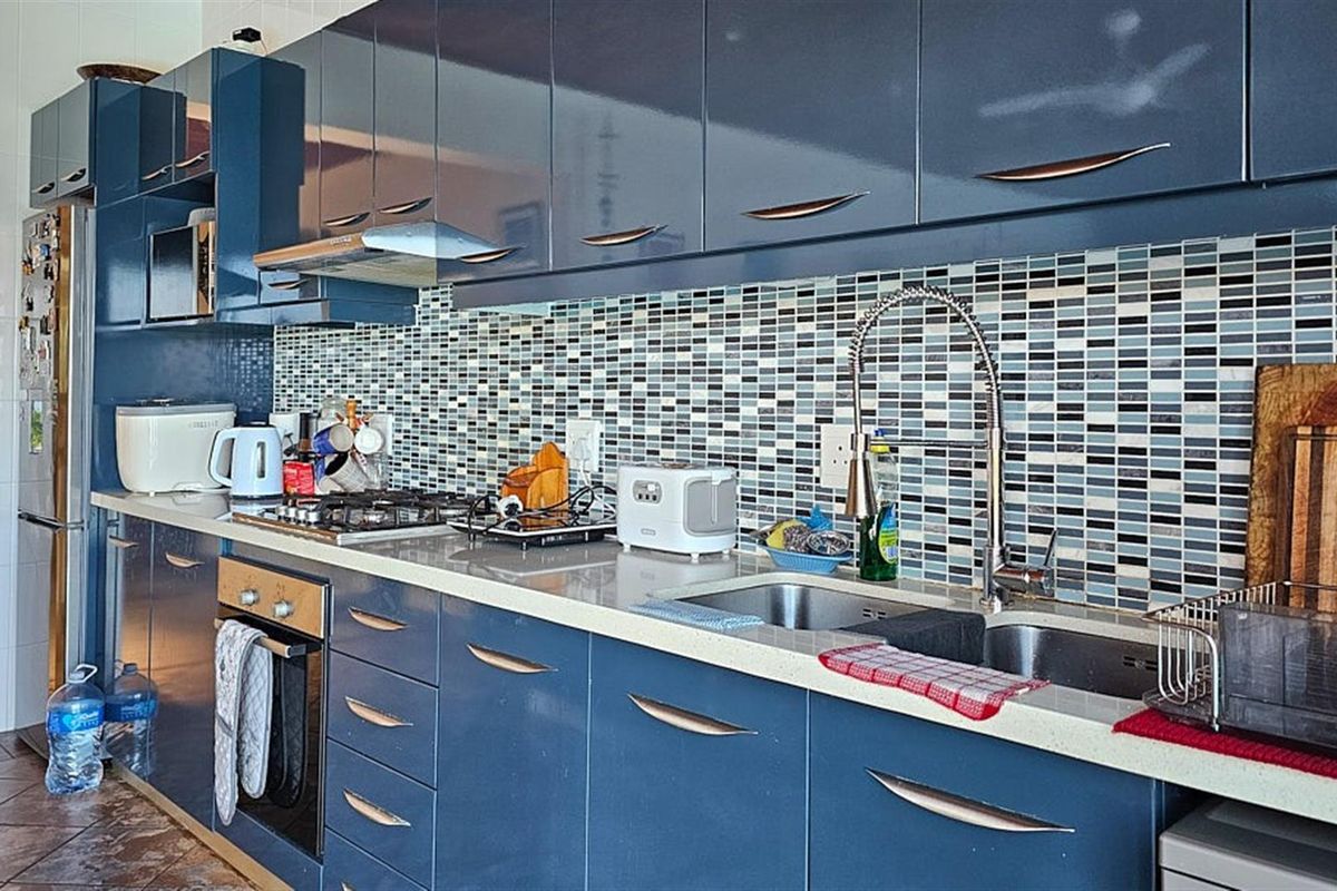 Unique, Modern 3 Bedroom House with FLATLETS - Photo 2