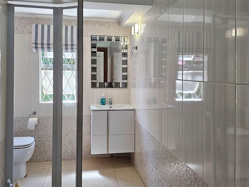 Unique, Modern 3 Bedroom House with FLATLETS - Photo 8