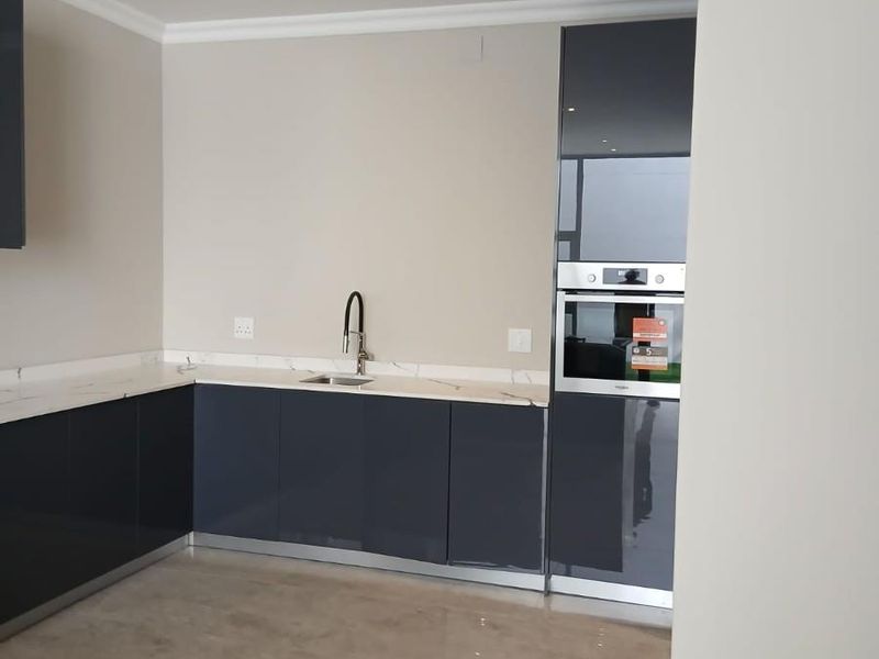 5 Bed Duplex To Rent in Hyde Park, Sandton - Photo 3