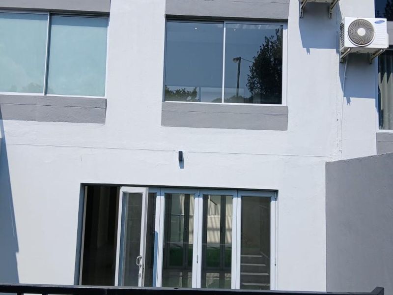 5 Bed Duplex To Rent in Hyde Park, Sandton - Photo 2