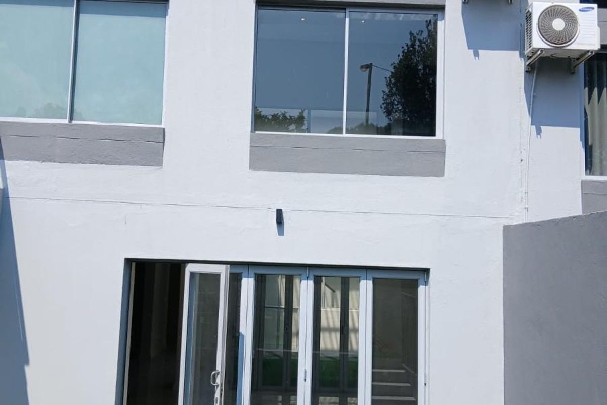 5 Bed Duplex To Rent in Hyde Park, Sandton - Photo 2