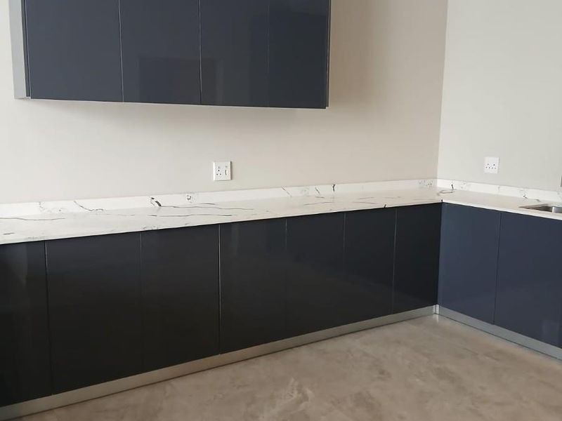 5 Bed Duplex To Rent in Hyde Park, Sandton - Photo 4