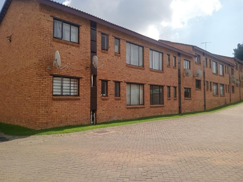 Apartment For Sale in Meredale, Johannesburg - Photo 2