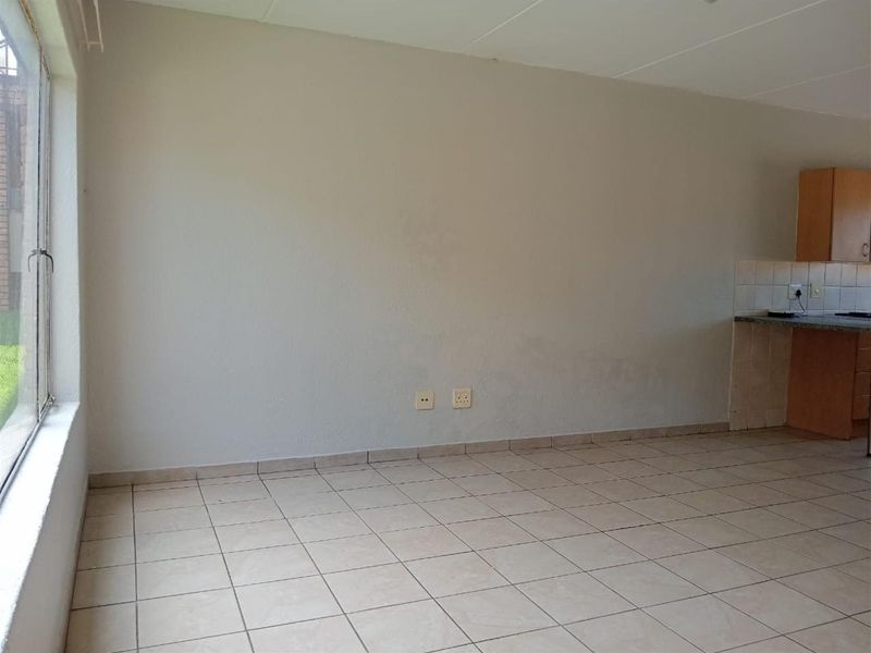 Apartment For Sale in Meredale, Johannesburg - Photo 5