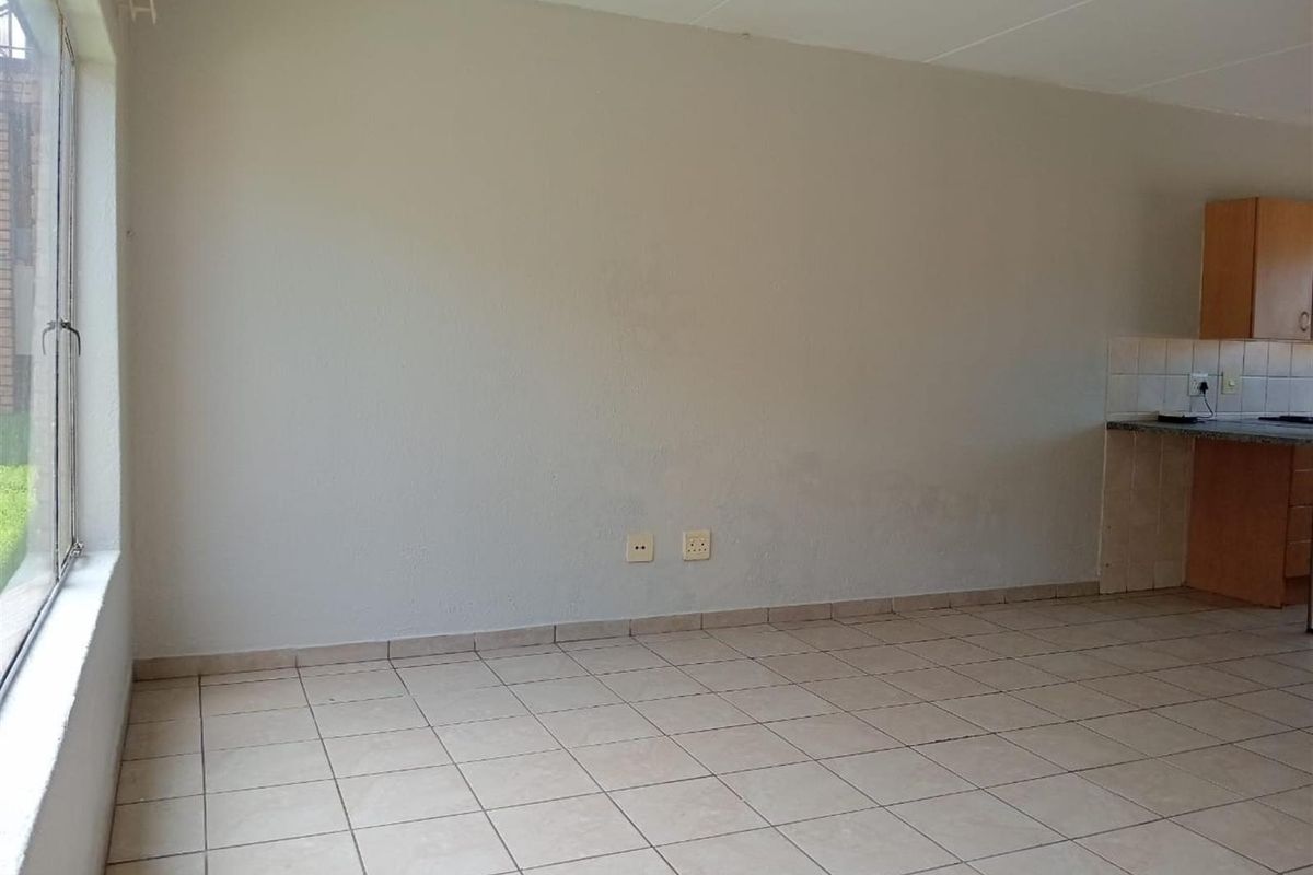 Apartment For Sale in Meredale, Johannesburg - Photo 5