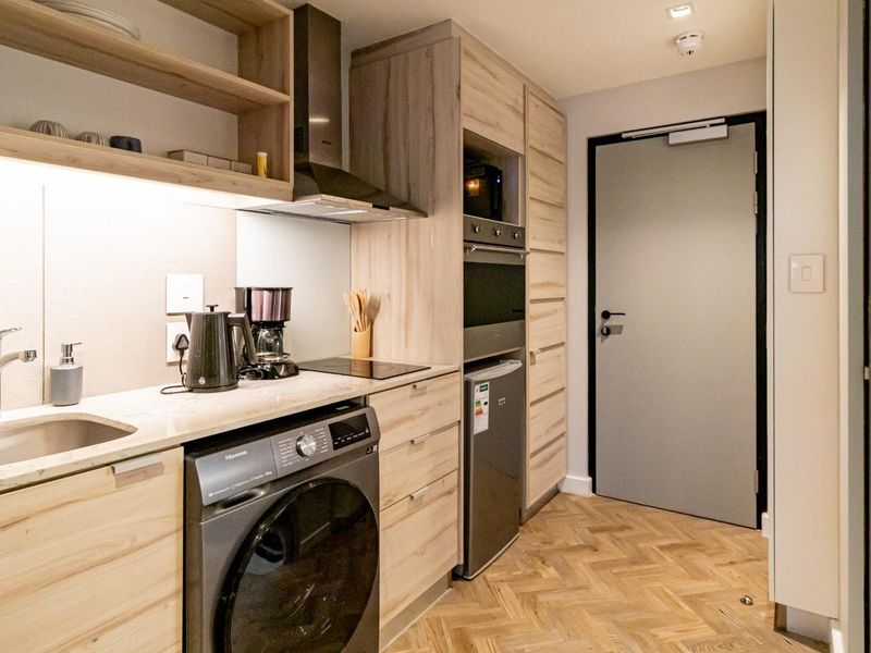 Apartment To Rent in City of Cape Town - Photo 6