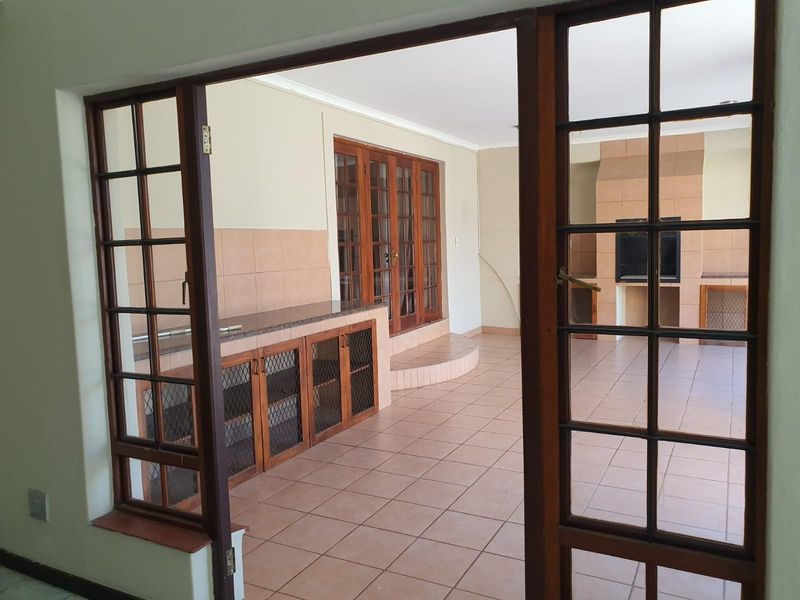 4 bedroom home in Steiltes, Nelspruit - Photo 5