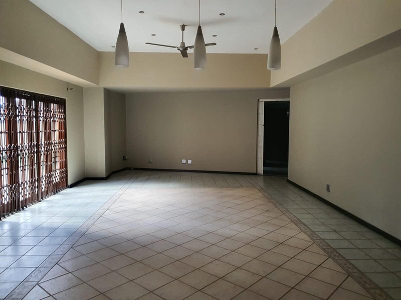 4 bedroom home in Steiltes, Nelspruit - Photo 9