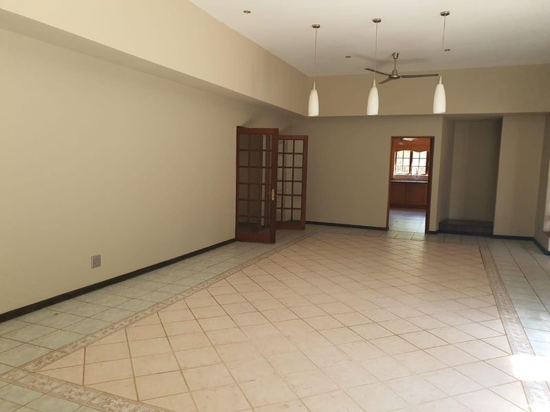 4 bedroom home in Steiltes, Nelspruit - Photo 6