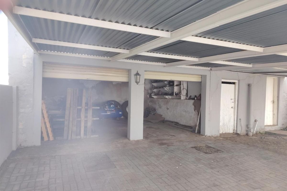 Large Comfortable Home - Photo 2