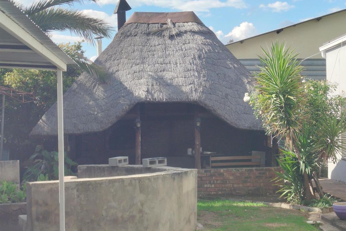 Large Comfortable Home - Photo 4