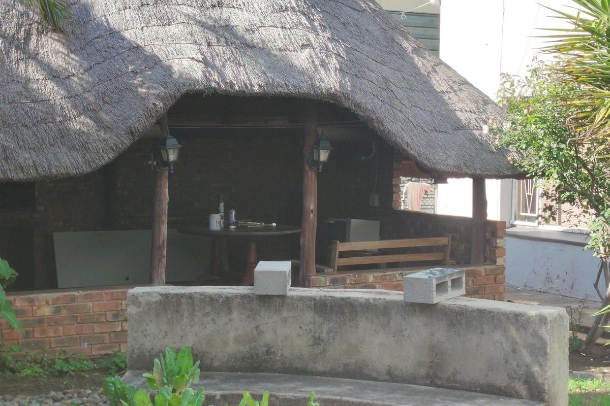 Large Comfortable Home - Photo 5