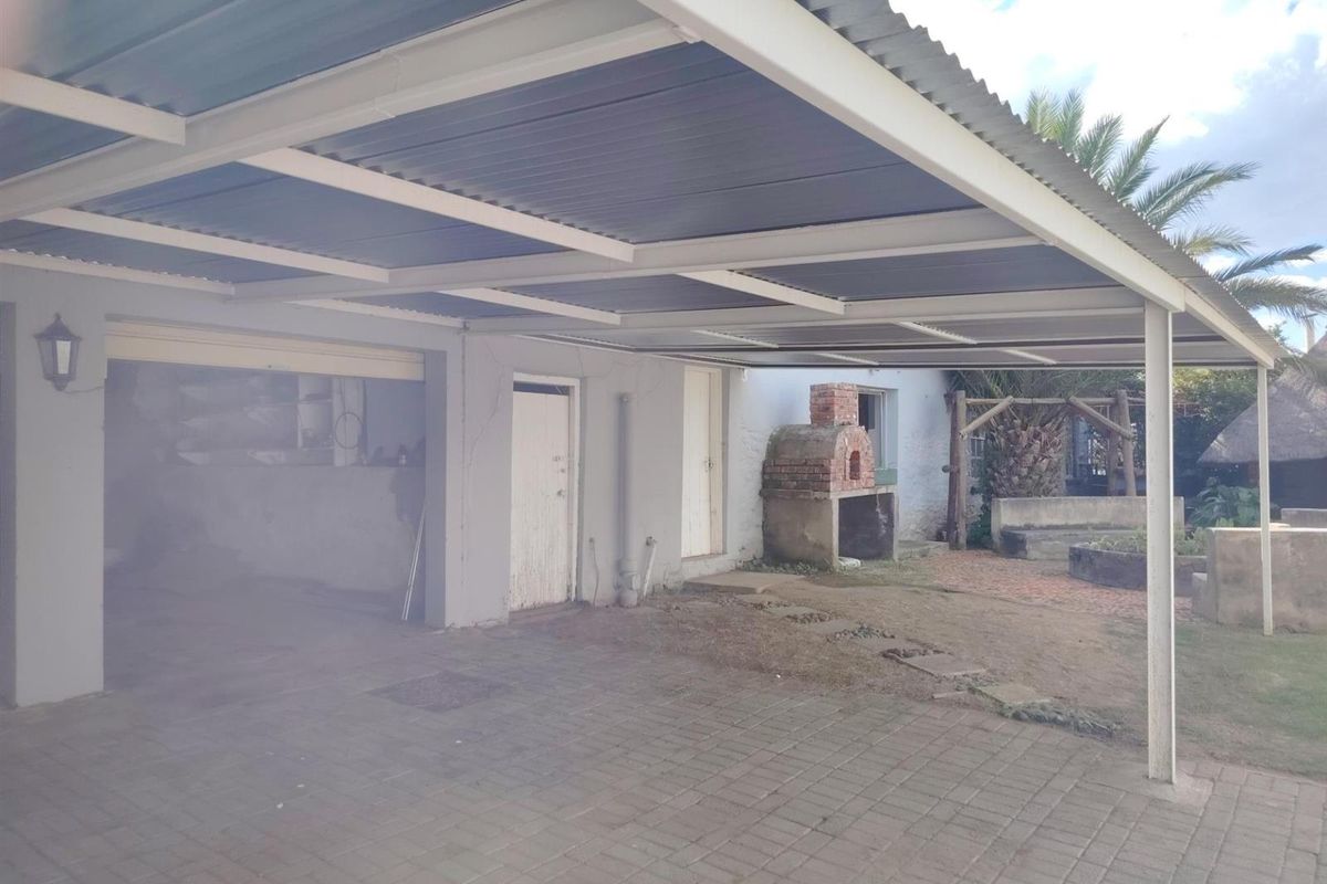 Large Comfortable Home - Photo 3