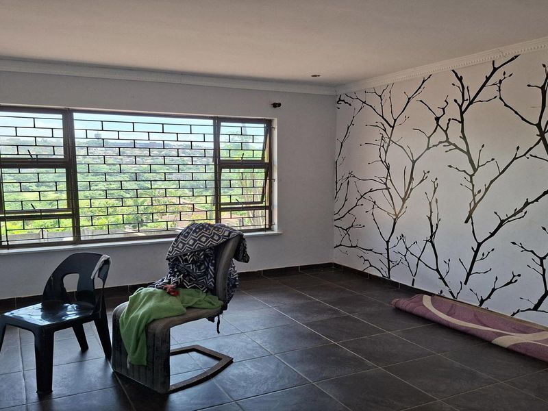 3-Bedroom House in Bluff - Photo 7