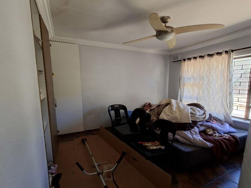 3-Bedroom House in Bluff - Photo 10