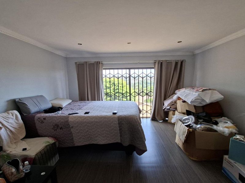 3-Bedroom House in Bluff - Photo 2