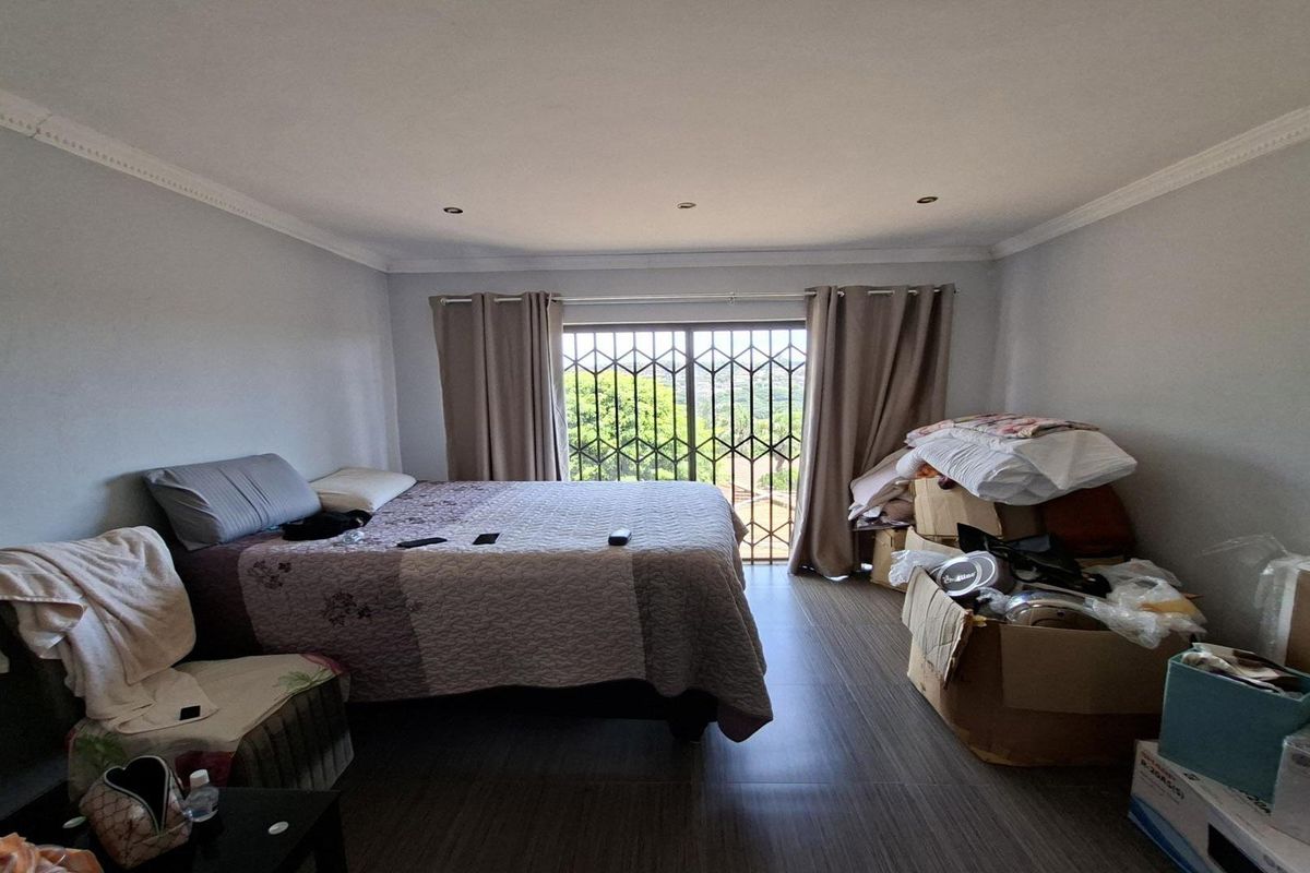 3-Bedroom House in Bluff - Photo 2