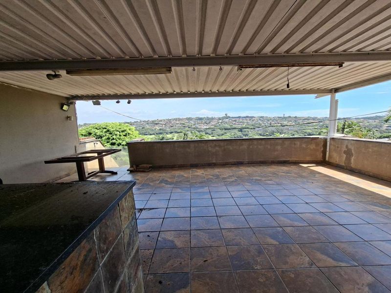 3-Bedroom House in Bluff - Photo 3