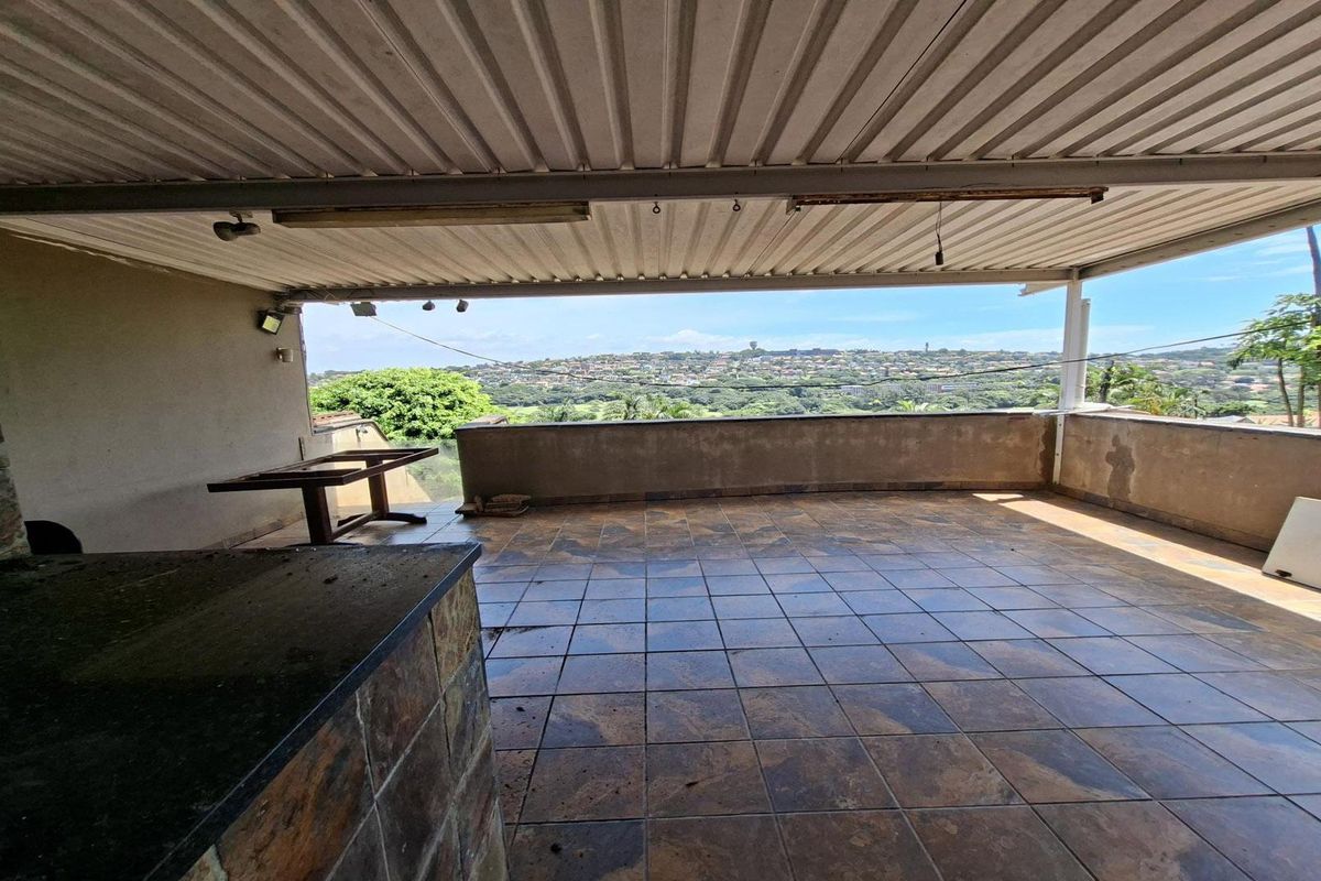 3-Bedroom House in Bluff - Photo 3