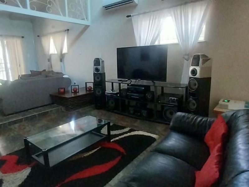 The Ultimate Multi-Purpose Gem: Unlimited Potential on a Grand Scale in Hadison Park, Kimberley - Photo 2