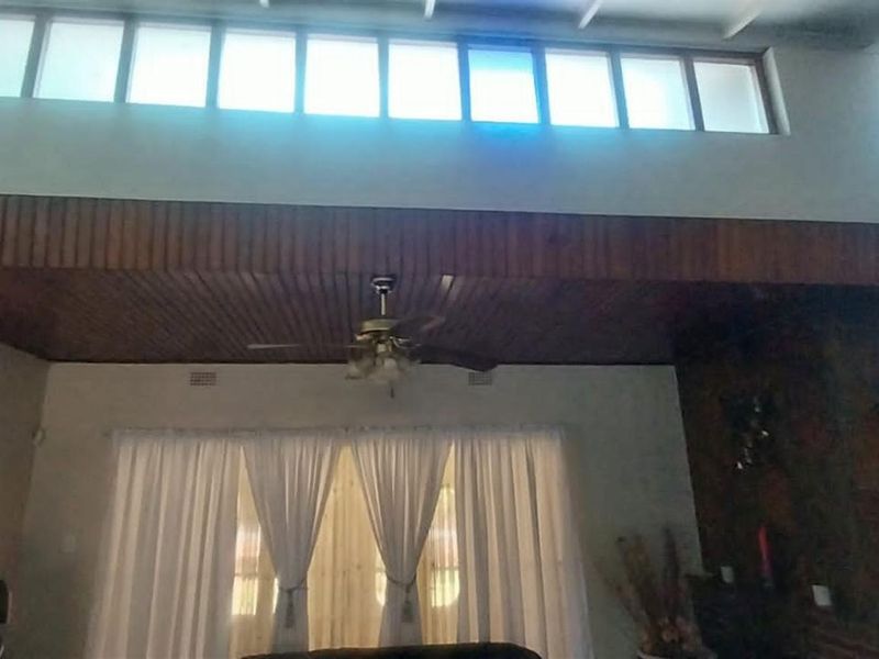 Spacious family home with two bedroom flat - Photo 10