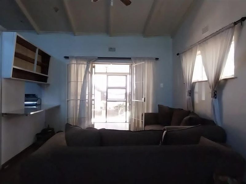 Spacious family home with two bedroom flat - Photo 8