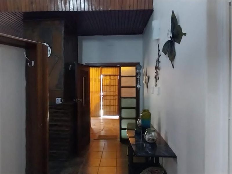 Spacious family home with two bedroom flat - Photo 2