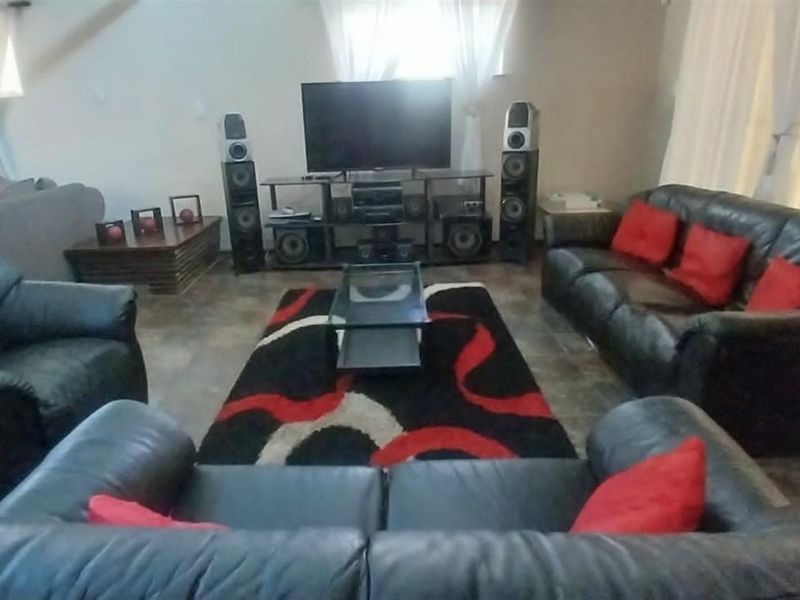 Spacious family home with two bedroom flat - Photo 6