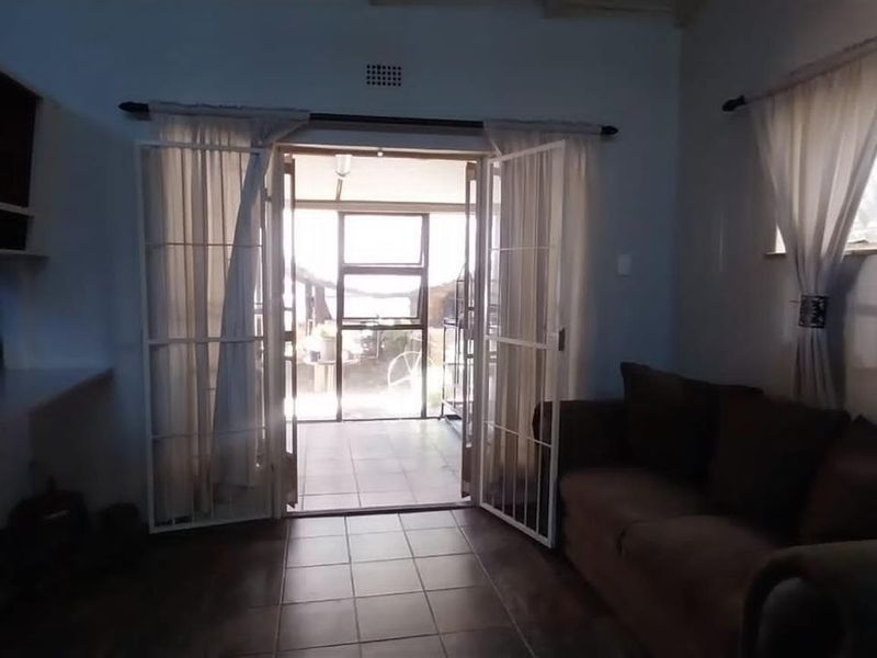 Spacious family home with two bedroom flat - Photo 9