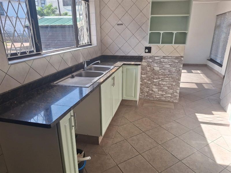 Beautiful 4 bedroom, 3 bathroom home in Manaba Beach - Photo 9