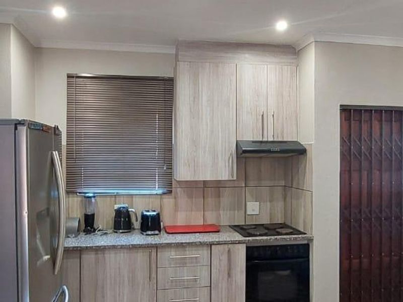 Townhouse For Sale in Pretoria North, Pretoria - Photo 2