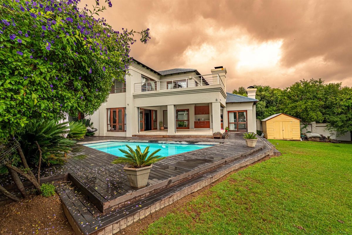 A MASTERPIECE OF BALINESE ELEGANCE | SUNSET VIEWS • TRANQUIL LUXURY • RESORT-STYLE LIVING - Photo 2