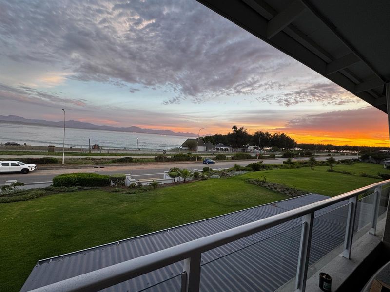 Front-Row Ocean View Apartment with Garage and Backup Power in De Bakke - Photo 4
