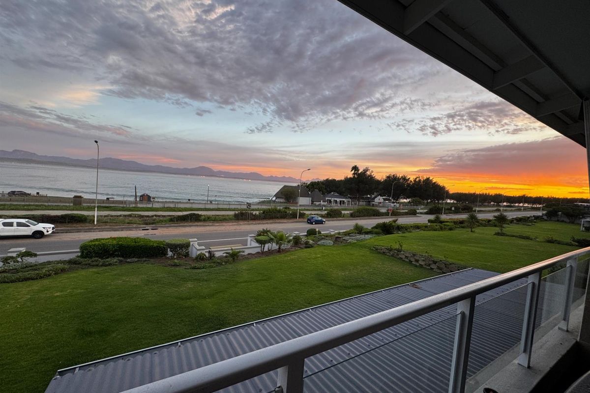 Front-Row Ocean View Apartment with Garage and Backup Power in De Bakke - Photo 4