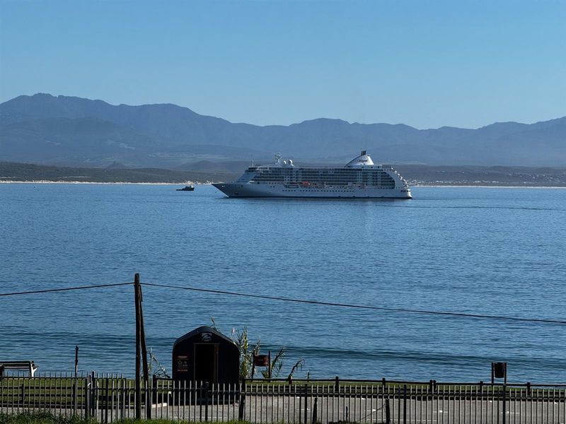 Front-Row Ocean View Apartment with Garage and Backup Power in De Bakke - Photo 3