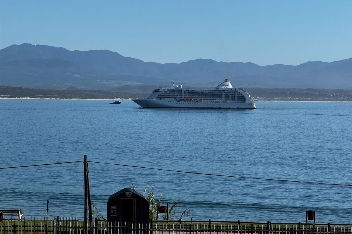 Front-Row Ocean View Apartment with Garage and Backup Power in De Bakke - Photo 3
