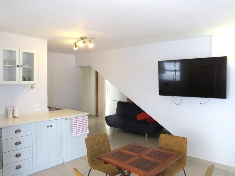 5 Bedroom house divided in 2 units :  Calypso Beach: Langebaan - Photo 8