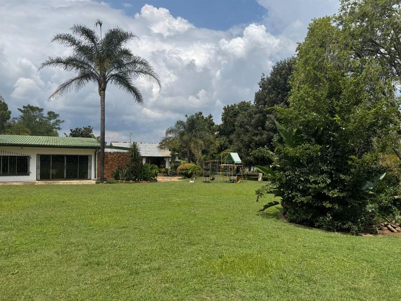 Escape the rush of city life and discover this charming smallholding in the bushveld! - Photo 2