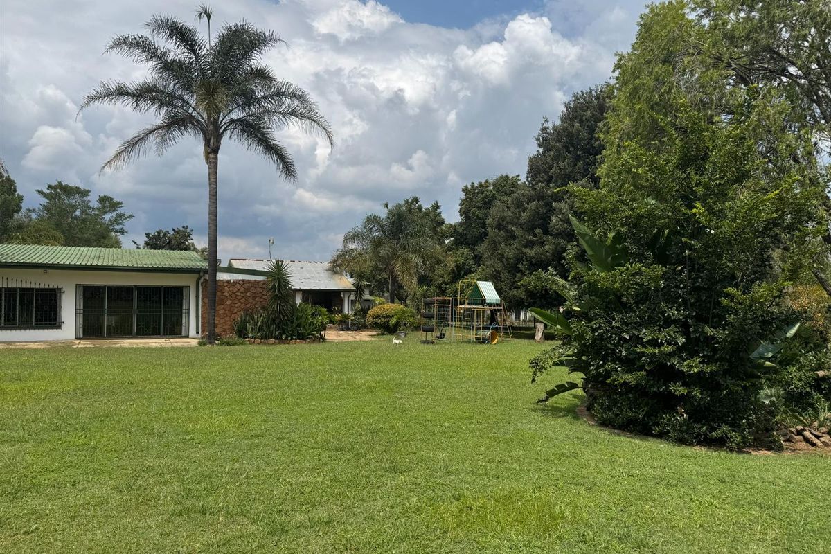 Escape the rush of city life and discover this charming smallholding in the bushveld! - Photo 2