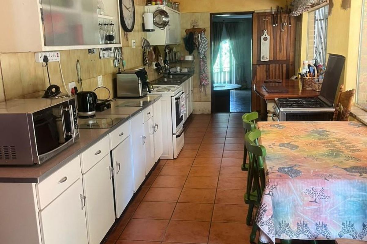 Escape the rush of city life and discover this charming smallholding in the bushveld! - Photo 5