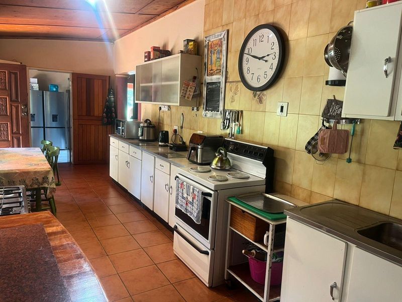 Escape the rush of city life and discover this charming smallholding in the bushveld! - Photo 3