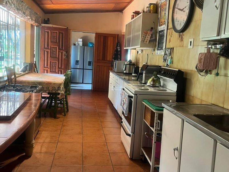 Escape the rush of city life and discover this charming smallholding in the bushveld! - Photo 4