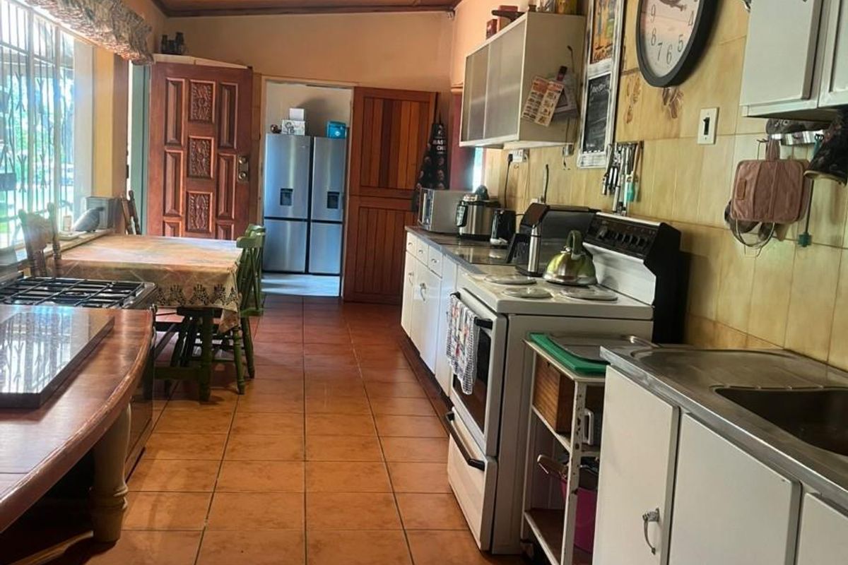 Escape the rush of city life and discover this charming smallholding in the bushveld! - Photo 4