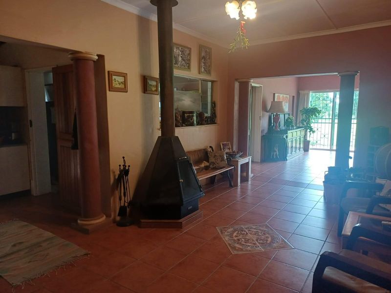 Escape the rush of city life and discover this charming smallholding in the bushveld! - Photo 10