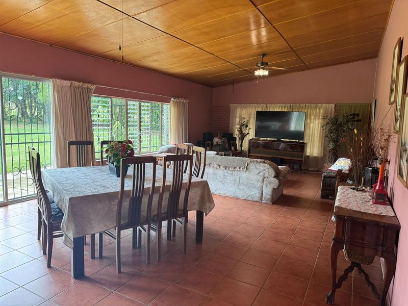 Escape the rush of city life and discover this charming smallholding in the bushveld! - Photo 7