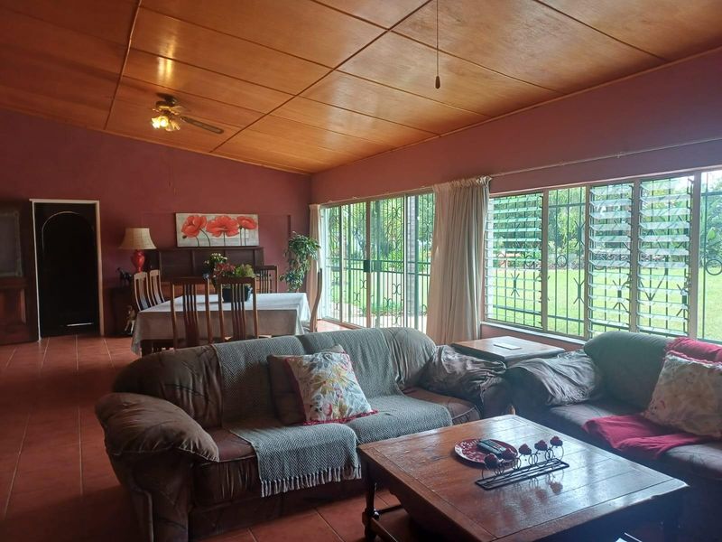 Escape the rush of city life and discover this charming smallholding in the bushveld! - Photo 6