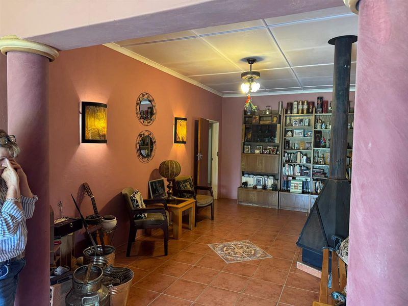 Escape the rush of city life and discover this charming smallholding in the bushveld! - Photo 9